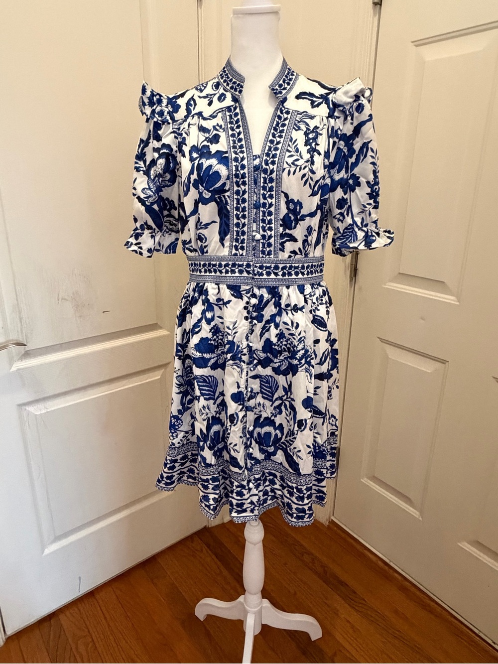 NWT Women’s Blue & White Floral Cold-Shoulder mini Dress size M
